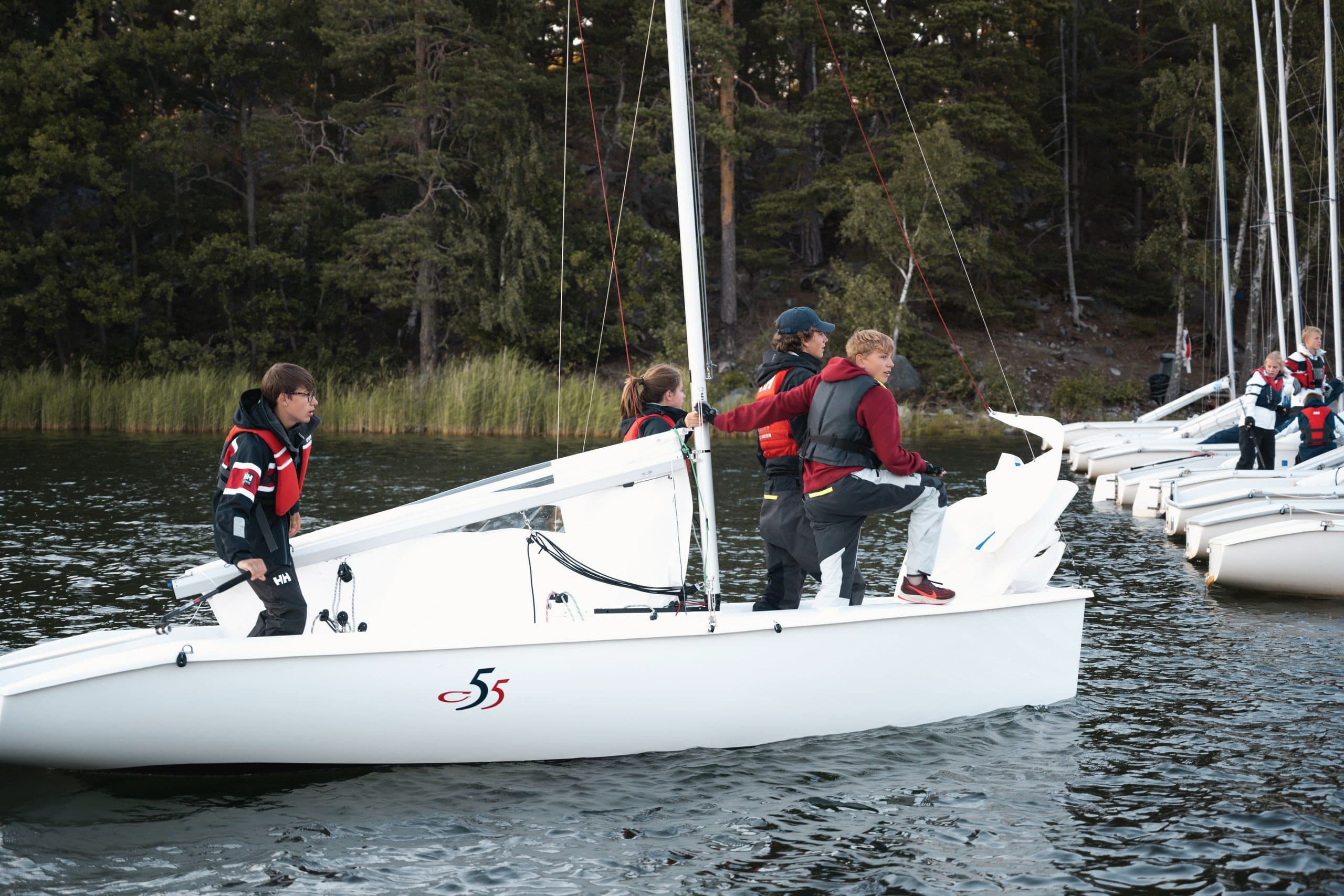 Elever riggar en C55 vid bryggan